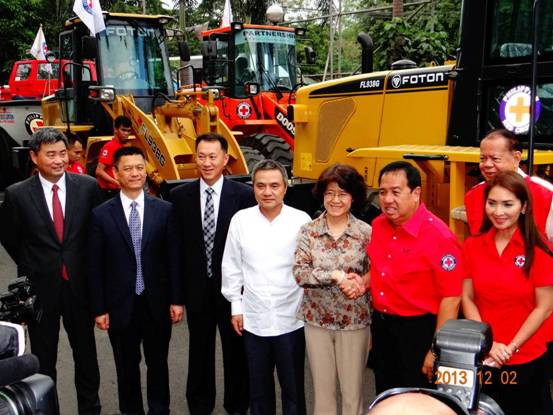 中技公司組織中資企業向菲災區捐贈三臺挖掘機